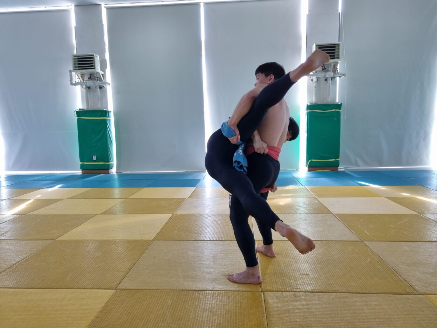 후려던지기