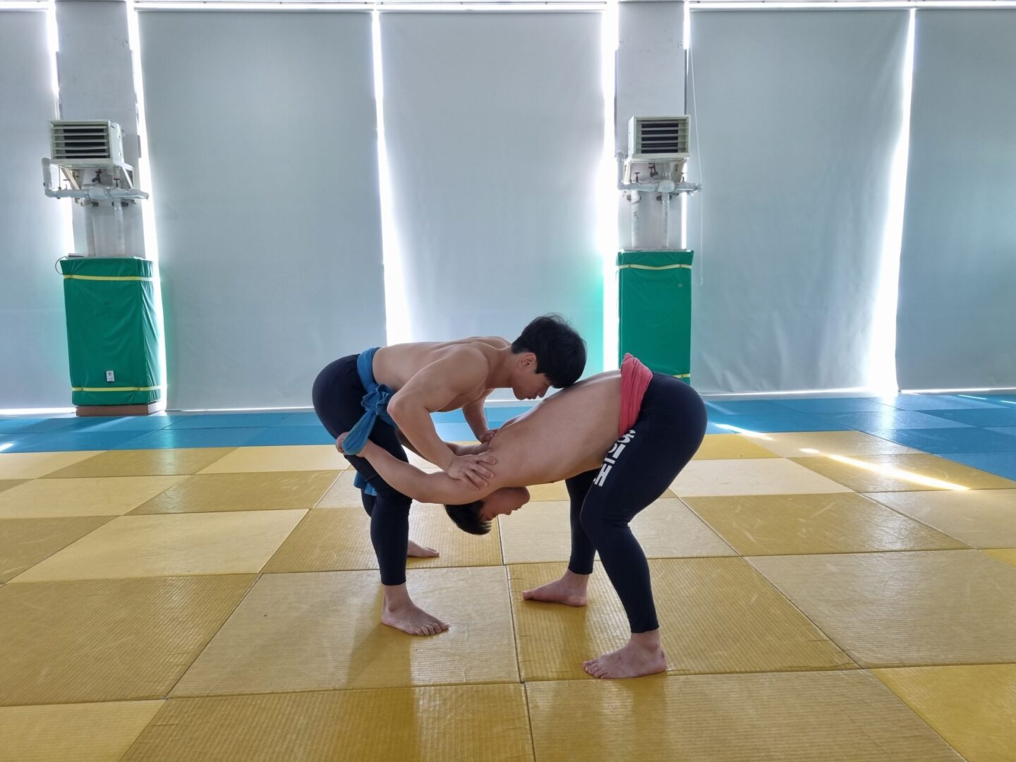 앞으로 누르기