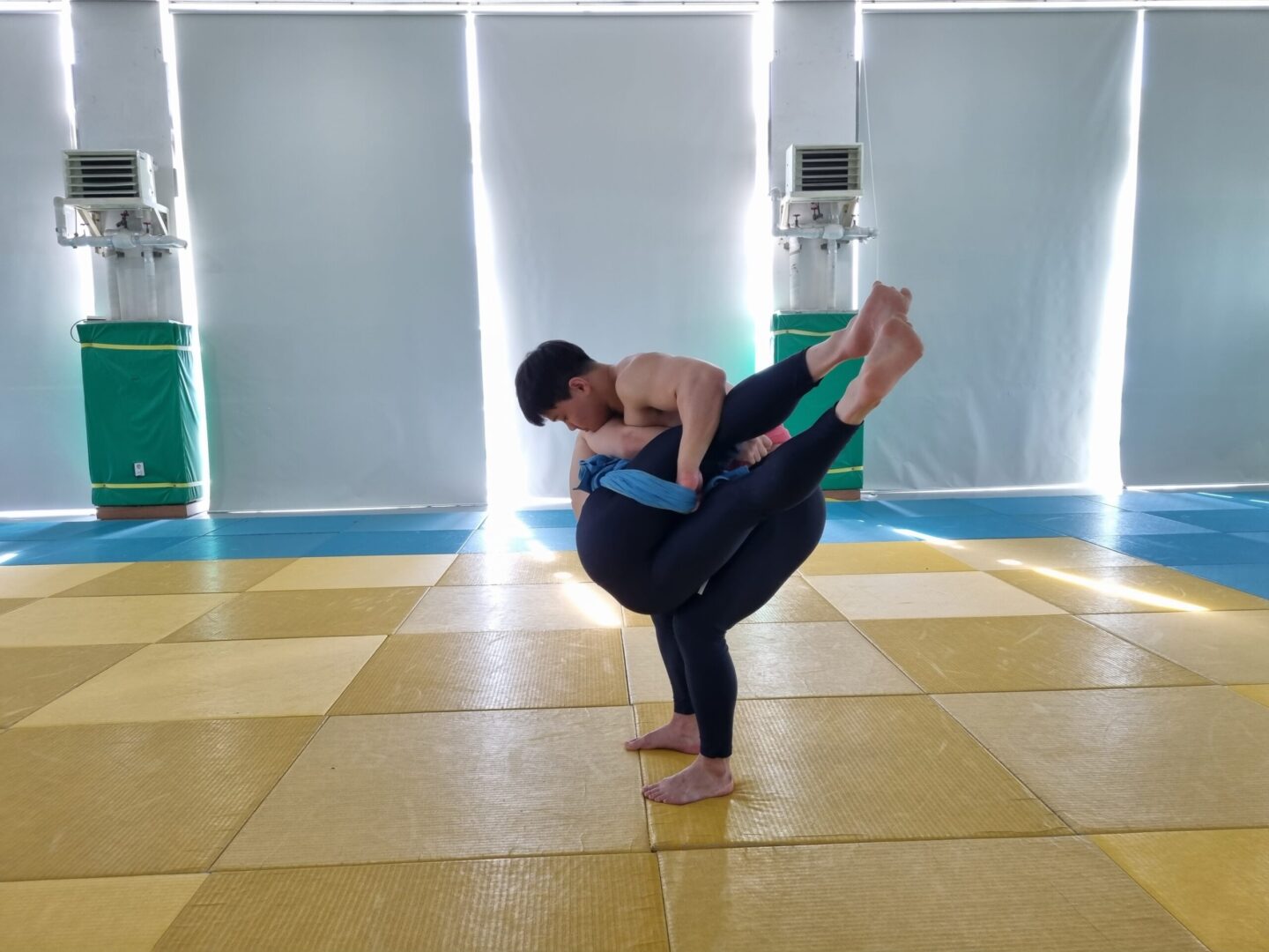 통안아넘기기